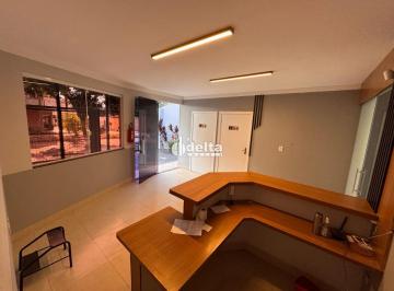 Comercial · 360m² · 9 Quartos · 4 Vagas · Casa comercial disponível para locação no bairro Presidente Roosevelt em Uberlândia-MG