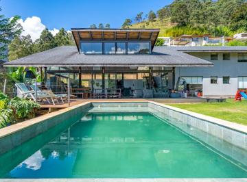 Casa · 250m² · 4 Quartos · 2 Vagas · Casa com 4 quartos no Carangola, Petrópolis