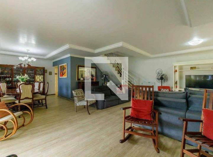 Foto do imóvel - Esta magnífica casa em condomínio oferece uma experiência de vida exclusiva e confortável