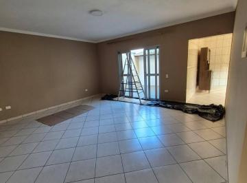 Casa · 220m² · 3 Quartos · 2 Vagas · Sobrado espaçoso em uma excelente localização