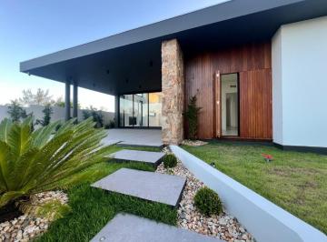 Casa · 288m² · 4 Quartos · 2 Vagas ·
Casa para Venda em Passo de Torres / SC no bairro Bella Torres