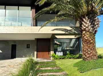 Casa · 320m² · 4 Quartos · 2 Vagas ·
Casa em Condomínio para Venda em Torres / RS no bairro Praia Itapev