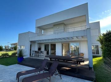 Casa · 320m² · 4 Quartos · 2 Vagas ·
Casa em Condomínio para Venda em Torres / RS no bairro Praia Itapev