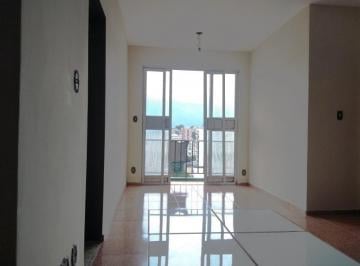 Sala · Excelente apartamento de dois quartos, varanda, em Vila Isabel, rua tranquila, a poucos minutos do s