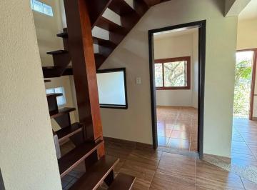 Casa espaçosa oferece 182 metros quadrados de área util, com um design moderno e · Casa 4 dorms à venda Avenida Manoel Elias, Porto Alegre.