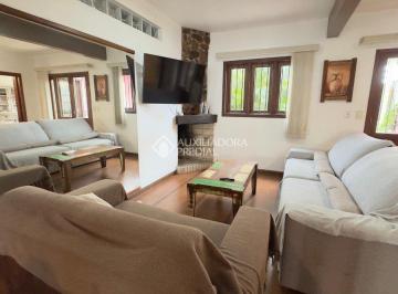 Casa · 200m² · 4 Quartos · 2 Vagas · Casa