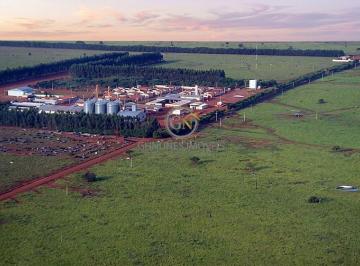 Estrutura robusta para armazenamento e processamento de grãos. Visão panorâmica do complexo operacional que inclui silos industriais de alta capacidade (22.000 sacas a granel), secador e barracões modernos. O coração logístico da produção agrícola em · Mega Fazenda à Venda no MT: 89 Mil Hectares Porteira Fechada