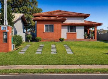 Casa de 3 quartos, Itaí · Casa de campo de 135m², com 3 dorms, sendo 1 suíte, à venda no Condomínio Riviera de Santa Cristina