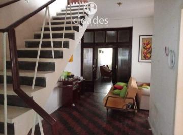 Casa · 192m² · 4 Quartos · 1 Vaga · Casa 4 quartos com churrasqueira ótima localização na Av. Mauro Ramos no Centro de Florianópolis