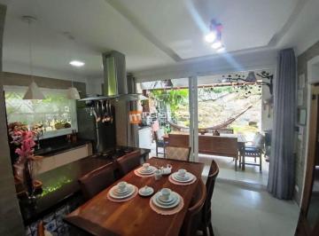 sza8zgy2owy0otnhmgriy2vm_md · Casa com 2 dormitórios em Sambaqui com VISTA MAR, em Florianópolis/SC