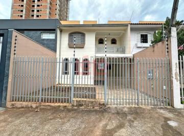 Casa · 115m² · 3 Quartos · 2 Vagas · Sobrado para locação na Zona 03 em Maringá com excelente localização e o conforto ideal para sua fam