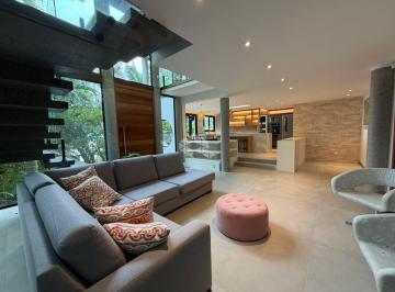 Casa · 323m² · 3 Quartos · 2 Vagas · CASA DE ALTO PADRÃO COM VISTA PARA A LAGOA DA CONCEIÇÃO