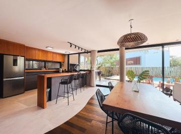 Casa · 300m² · 4 Quartos · 3 Vagas · Casa