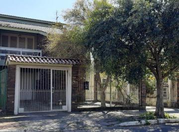 Casa · 298m² · 5 Quartos · 2 Vagas · Casa de 5 quartos e 2 vagas de garagem em Canoas.