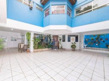 Casa de 3 quartos, Curitiba · Casa comercial espaçosa no água verde com 8 vagas e terreno amplo.
