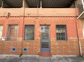 Casa · 60m² · 2 Quartos · Casa 2 quartos com quintal e terraço a 3 minutos do Centro.