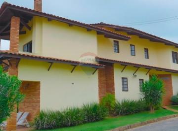Casa · 266m² · 3 Quartos · 4 Vagas · Viva em um Clube Particular: Sobrado de 266 m² no Exclusivo Clube dos 50