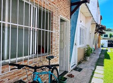 Casa de 2 quartos, Cabo Frio · Imóvel Duplex perto da praia - 2 quartos e 2 banheiros e varanda.
