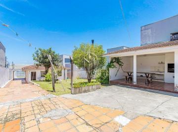 otqys2otq5y2myowe3ntax_md · Casa com de Terreno 540m² no Tingui - Oportunidade para Reformar e Valorizar!