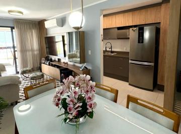 Salas e Entrada Cozinha · Lindíssimo apartamento decorado e mobiliado de 3 quartos no Lume Residencial Barra Bonita - Recreio 