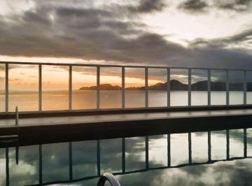 Apartamento · 101m² · 2 Quartos · 2 Vagas · Só 150 metros da Praia do Embaré, com 2 suítes, varanda gourmet, 2 vagas... Este apto pode ser seu !
