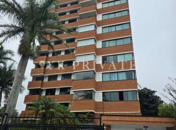 Apartamento · 204m² · 2 Quartos · Condomínio Edifício Azaleia 2 Quartos / 4 banheiros / banheira / 204 m²