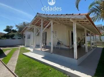 Casa · 450m² · 2 Quartos · 3 Vagas · Excelente Casa no Campeche com 2 quartos e 3 vagas de garagem
