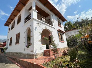 Casa · 240m² · 4 Quartos · 2 Vagas · Imóvel ideal para empreendimento comercial/residencial no miolo do Centro de ...