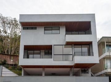 Casa · 310m² · 3 Quartos · 4 Vagas · Ampla residência com linda vista no Cônego