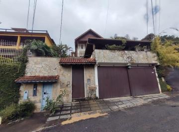 Casa · 457m² · 7 Quartos · 2 Vagas · Duas ótimas casas em excelente localização nas Braunes