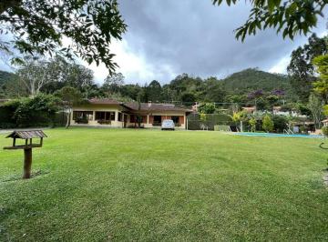Casa · 500m² · 7 Quartos · 2 Vagas · Maravilhosa residência linear com amplo jardim no centro de Mury
