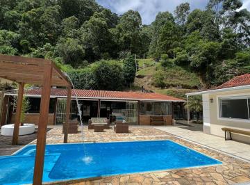 Casa · 750m² · 4 Quartos · 6 Vagas · Belíssima propriedade em condomínio fechado no Cascatinha!