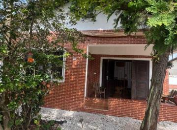 zk7fmnq2ytbjzjczzgu4ody3_md · Casa Individual 4 quartos - Bairro Flórida