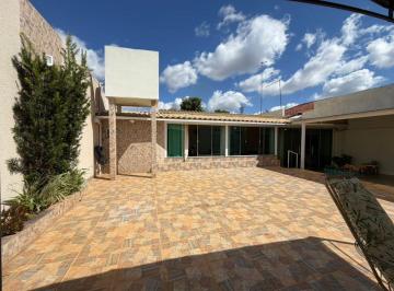Casa de 3 quartos, Gama · Casa no gama, setor sul, 3 quartos, aceita financiamento, casa muito conservada.
