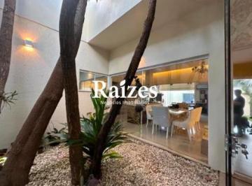 Casa · 290m² · 3 Quartos · 2 Vagas · Casa Residencial em Uberlândia (Jardim Karaíba) com 3 Suítes e Porcelanato Alto Padrão