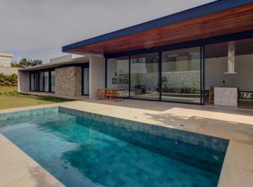 Casa · 255m² · 3 Quartos · 2 Vagas · Para quem cansou de subir escadas e começou a elevar critérios.