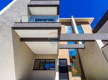 Casa · 236m² · 3 Quartos · 4 Vagas · Triplex com Terraço Amplo de Frente para Rua, Bairro Bom Jesus. Paraná.