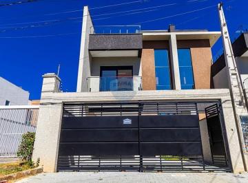 Casa · 207m² · 3 Quartos · 4 Vagas · Triplex com Terraço Amplo de Frente para Rua, Bairro Bom Jesus. Paraná.