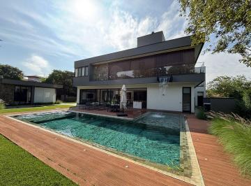 Casa · 745m² · 4 Quartos · 4 Vagas · 
                                Residência Exclusiva com Elevador, Adega e Área de Lazer Completa |