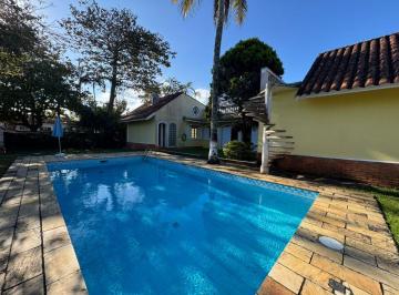 Casa de 3 quartos, Peruíbe · Casa à 120m do mar com 3 quartos e piscina em Peruíbe.