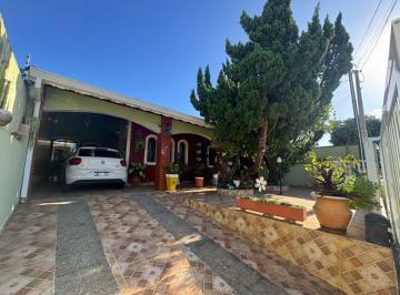 Casa de 3 quartos, Peruíbe · Casa na praia com 3 quartos e churrasqueira em Peruíbe.
