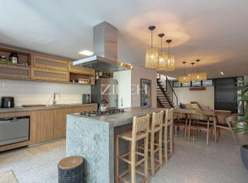 Casa de 3 quartos, Curitiba · Casa mobiliada no Água Verde com espaço gourmet, quintal, 3 quartos, 4 vagas em localização nobre