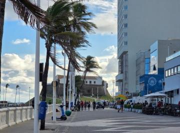 Apartamento de 1 quarto, Salvador · Studio 28m2, localização prilegiada, camarote carnaval, camareira, 1 vaga, e portaria 24h na Barra