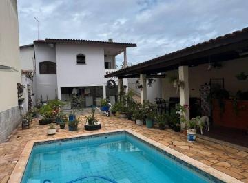 Casa · 388m² · 3 Quartos · 2 Vagas · Casa à Venda – Localização Privilegiada em Frente ao Shopping