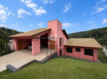 Fachada · Casa em condomínio fechado com vista indevassável por menos de R$1 milhão