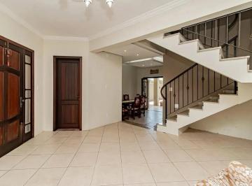 Casa · 329m² · 4 Quartos · 3 Vagas · Casa com 4 dormitórios e 2 pavimentos em ótimo estado de conservação .