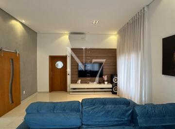 Casa · 200m² · 3 Quartos · 2 Vagas · Casa térrea com móveis planejados e piscina em condomínio.