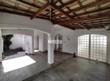 Casa · 491m² · 3 Quartos · Casas com 03 quartos sendo 01 suíte disponível para locação no bairro Centro em Uberlândia-MG.