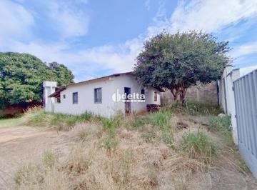 Casa · 96m² · 3 Quartos · 1 Vaga · Casa com 3 quartos disponível para locação no bairro Presidente Roosevelt em Uberlândia-MG.