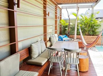 Casa · 200m² · 3 Quartos · 2 Vagas · Casa a venda com 03 quartos, sendo 01 suíte, armários e piscina